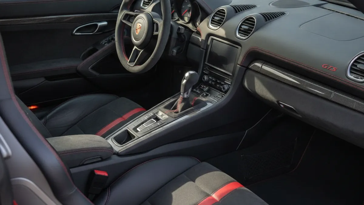 Intérieur Porsche 718 Cayman GTS 4.0 avec sièges sport Alcantara et volant GT