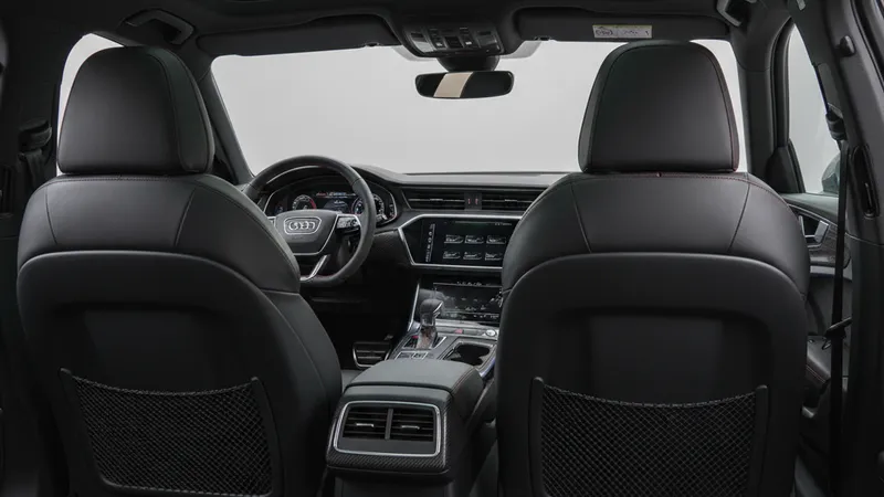 Intérieur luxueux Audi RS6 Avant C8 cuir carbone toit panoramique